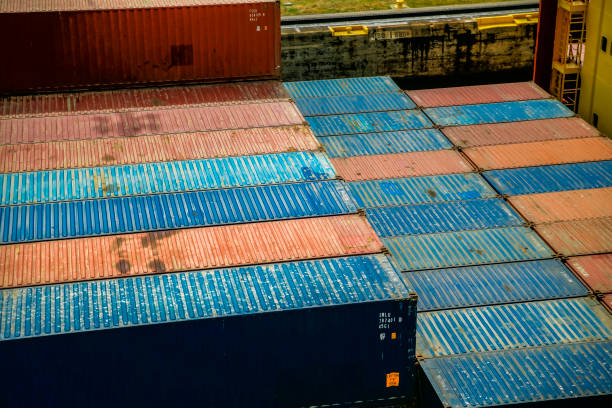 conteneurs de marchandises dans des navires nautiques traversant le long des écluses du canal de panama - gatun photos et images de collection