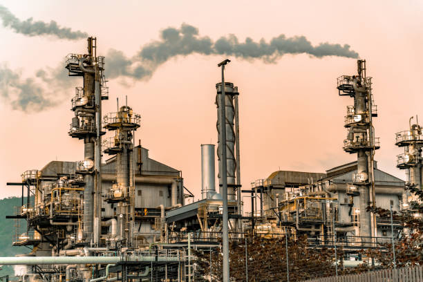 smog coming out from chimney - toxic substance fumes environment carbon dioxide imagens e fotografias de stock