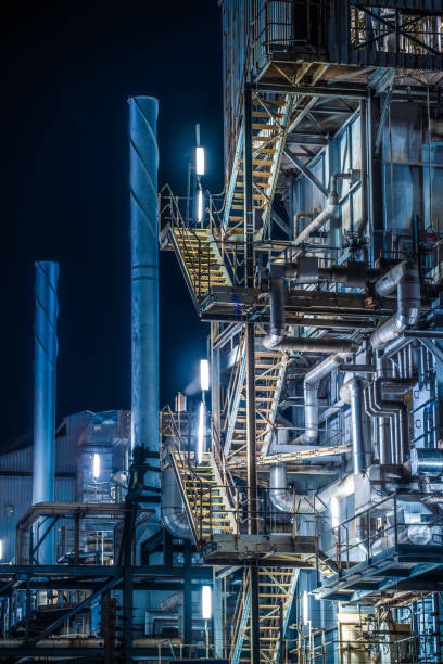 современный завод по производству в ночное время - industry dusk night sustainable resources стоковые фото и изображения