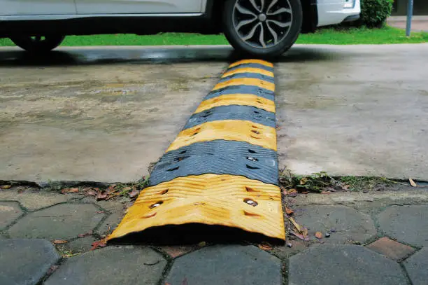 Slow down speed hump rubber ridge for car on concrete street