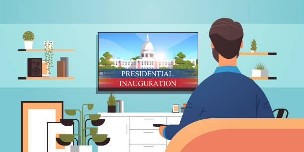 illustrazioni stock, clip art, cartoni animati e icone di tendenza di uomo che guarda la tv con campidoglio casa bianca edificio usa presidenziale inauguration day concetto di celebrazione - inaugurazione presidenziale