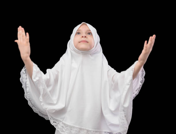 ragazza musulmana durante la preghiera - clothing east africa color image colors foto e immagini stock
