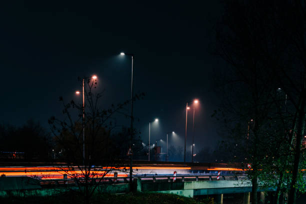 движение размытое движение на шоссе через район города - berlin germany night city motion стоковые фото и изображения