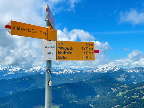 Señales de montañismo y marcas en picos y laderas de la cordillera de Pilatus y en los Alpes Emmentales, Alpnach - Cantón de Obwalden, Suiza (Kanton Obwald, Schweiz) photo