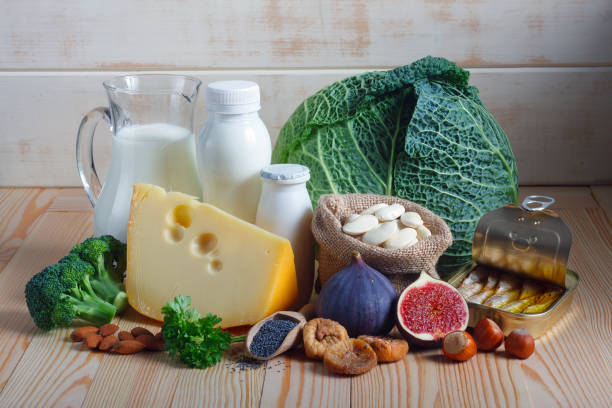 カルシウムが豊富な食品 - vegetable fruit cutting board plank ストックフォトと画像