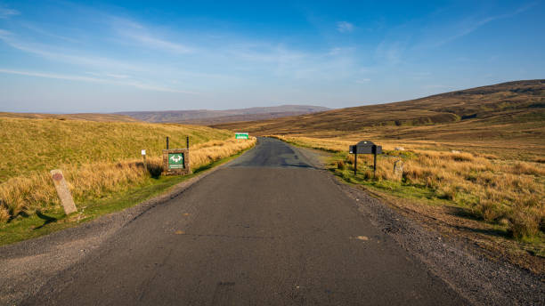 on the b6270 road between nateby and birkdale, north yorkshire, england - kirkby stephen imagens e fotografias de stock