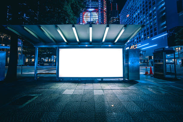 een grote lege lege aanplakbord tijdens nacht - bushalte stockfoto's en -beelden