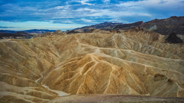 vacances d’été en californie : dunes et sable au parc national de la vallée de la mort, zabriskie point - point de pression photos et images de collection