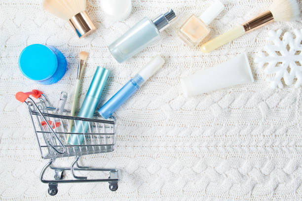 plat d’hiver se dilait avec des cosmétiques, flocon de neige et panier - pull cart photos et images de collection