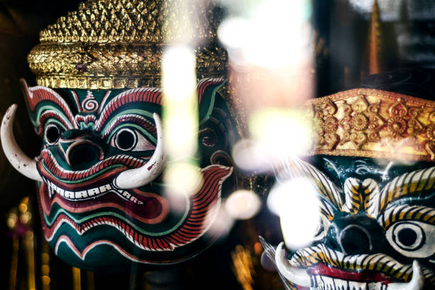 máscaras tradicionales de baile lakhon khol khmer en exhibición en wat svay andet pagoda cerca de phnom penh camboya - khmer fotografías e imágenes de stock