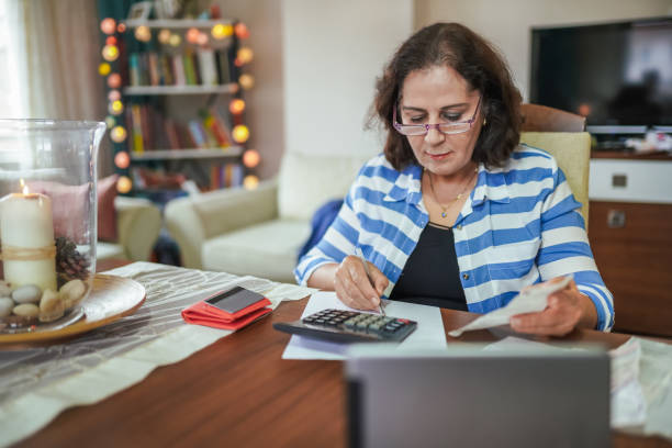 retired woman managing on a low income - tax tax form refund financial advisor imagens e fotografias de stock