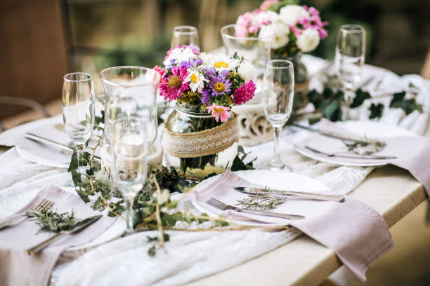 wedding decoration - restaurant banquet table wedding reception imagens e fotografias de stock