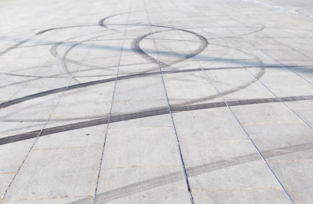 tire print on asphalt road - skidding bend danger curve imagens e fotografias de stock