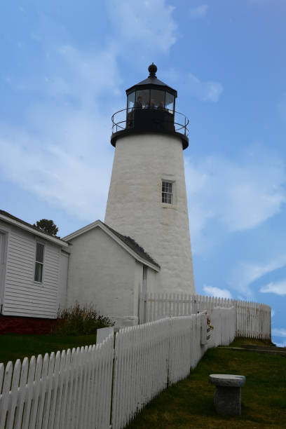 latarnia morska i rocky atlantic coast-pemaquid point maine - maine lighthouse pemaquid peninsula pemaquid point lighthouse zdjęcia i obrazy z banku zdjęć