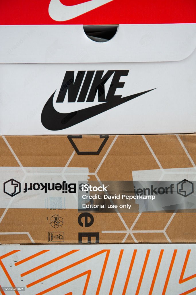 Communisme Terug, terug, terug deel Individualiteit Package Ready To Send Back Online Shopping Stock Photo - Download Image Now  - Nike - Designer Label, Adidas, Shoe Box - iStock