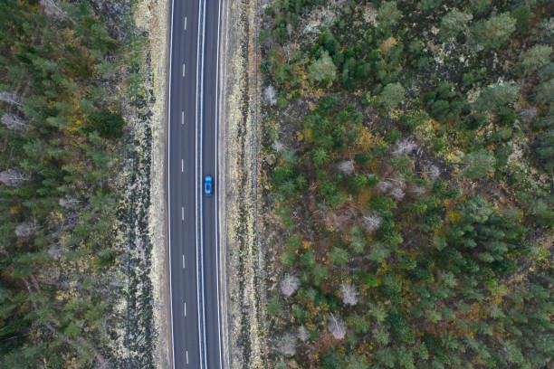 숲을 통해 고속도로에서 여행 하는 자동차 - car aerial 뉴스 사진 이미지