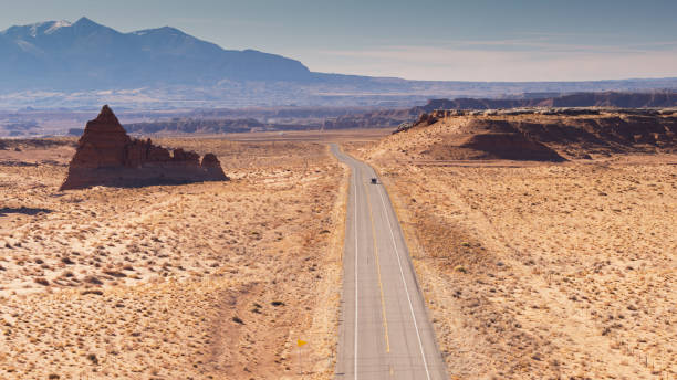 recogida de camiones conduciendo en lonely desert road - aerial - truck space desert utah fotografías e imágenes de stock