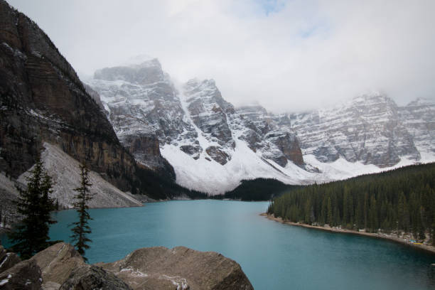 promenade en pleine nature - banff, canada - landscape national park lake louise moraine lake photos et images de collection