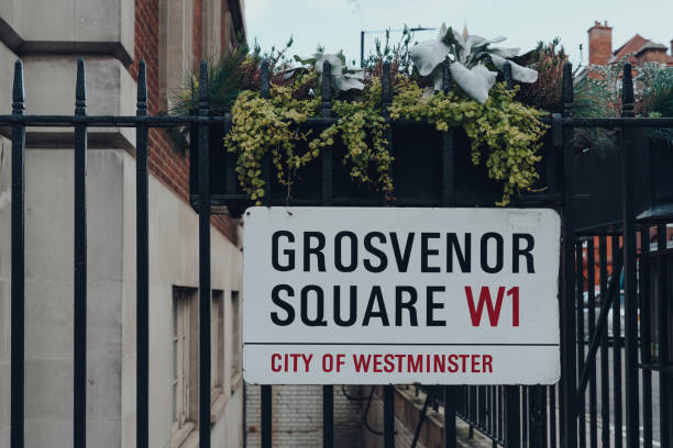 영국 런던 웨스트민스터 시의 그로스베너 스퀘어(grosvenor square)의 울타리에 거리 이름 표지판이 있습니다. - london england sign street street name sign 뉴스 사진 이미지