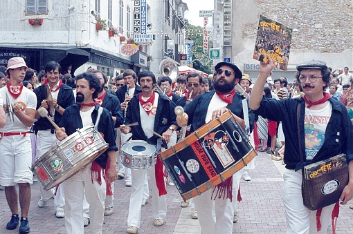 Dax, Landes, Nouvelle-Aquitaine, France, 1983. Standard bearer of a northern Spanish folklore group in a historical costume at the \