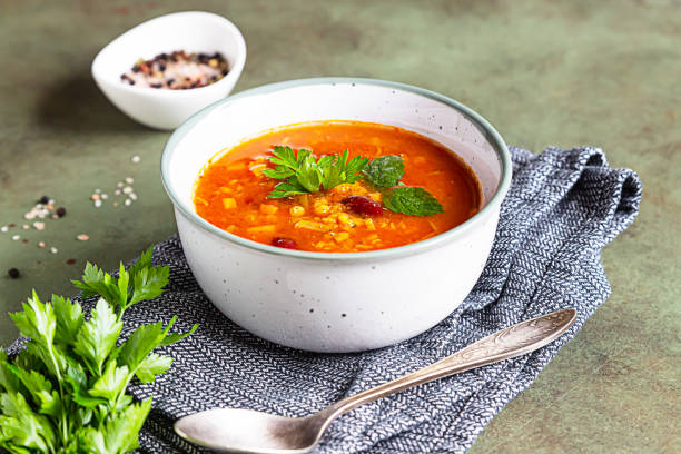 un tazón de sopa casera de frijoles rojos y lentejas, pan y perejil sobre fondo de piedra. sopa picante de verduras. - lentil dinner holiday mediterranean cuisine fotografías e imágenes de stock