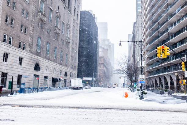 istock Snow in the city 1293658389