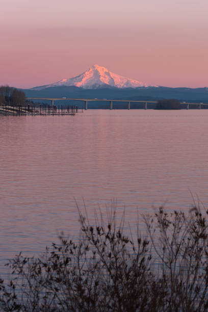 istock Winter sunset on the Columbia River 1293665674