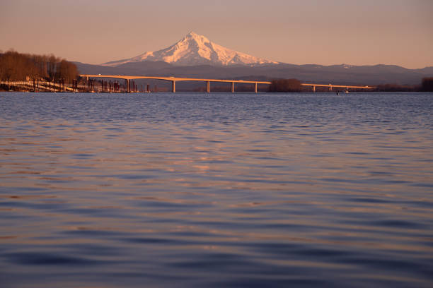 istock Winter sunset on the Columbia River 1293665696