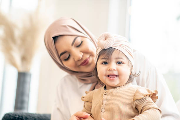 美しいイスラム教徒の母と娘 - baby people headband portrait ストックフォトと画像