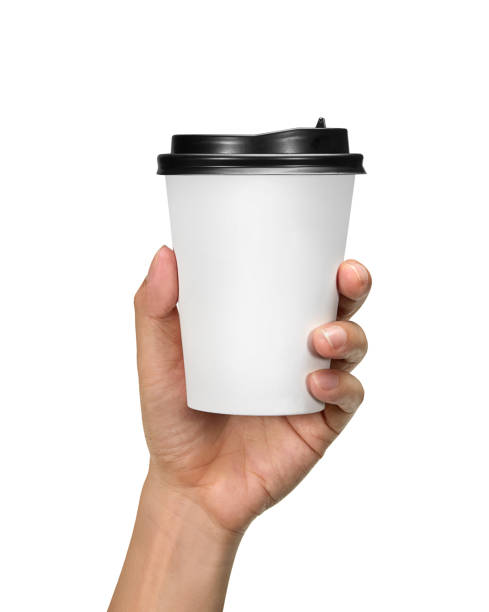 mężczyzna trzymający ręczną pustą papierową filiżankę kawy wyizolowany na białym tle - coffee coffee cup take out food disposable cup zdjęcia i obrazy z banku zdjęć