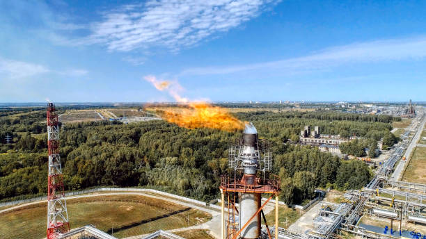 um queimador para queima de gás associado em uma usina petroquímica - rasto de fumo de avião - fotografias e filmes do acervo