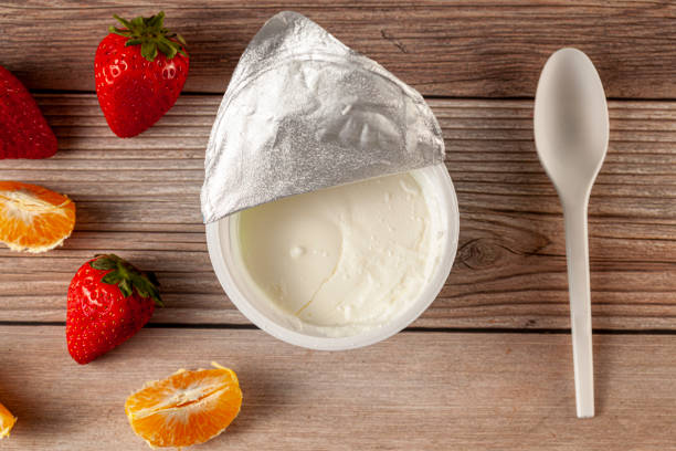 un negozio veloce ha comprato uno spuntino allo yogurt greco - yogurt foto e immagini stock