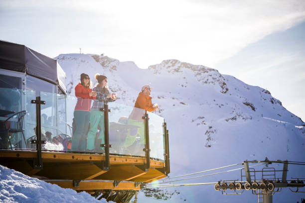 gruppe von freunden genießen apres-ski auf dem gipfel des whistler berges. - whistler britisch kolumbien stock-fotos und bilder