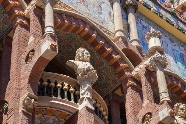 внешние детали дворца каталонской музыки (палау-де-ла-музыка каталана на каталонском языке). является концертный зал разработан в стиле modern - modernista стоковые фото и изображения
