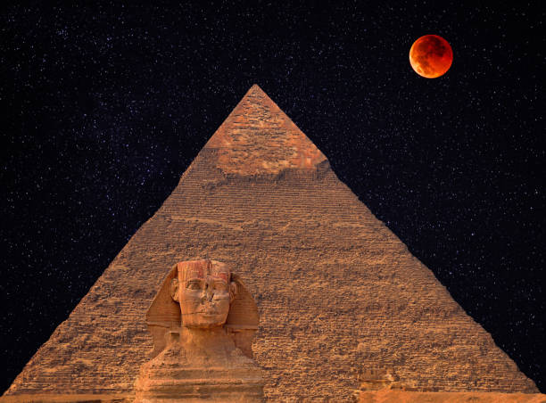 sphinx pyramid egypt night - sphinx night pyramid cairo imagens e fotografias de stock