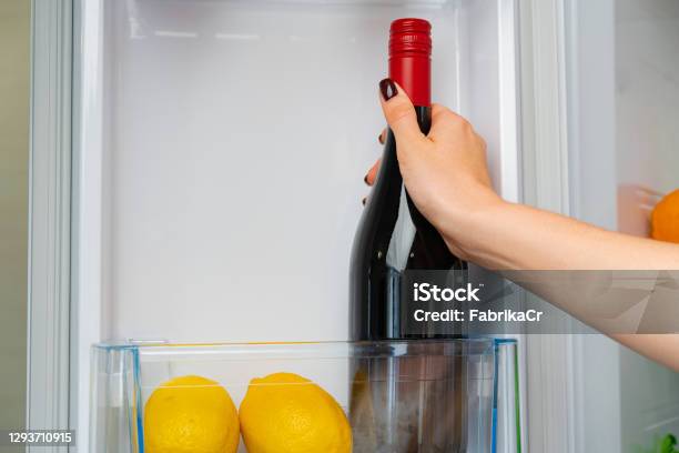 冷蔵庫からワインのボトルを取る女性の手 - カラー画像のストックフォトや画像を多数ご用意 - カラー画像, キッチン, ドア