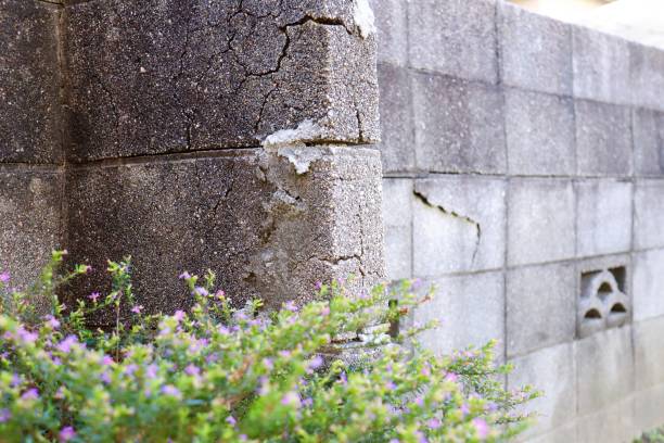 Cracked block wall It is a block wall that has cracks due to an earthquake or deterioration. period property photos stock pictures, royalty-free photos & images