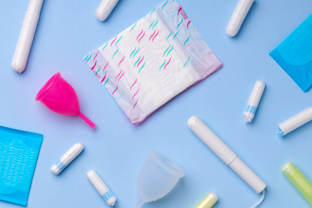 prodotti per l'igiene mestruale tra cui tazza, tamponi e tampone - sanitary napkin foto e immagini stock