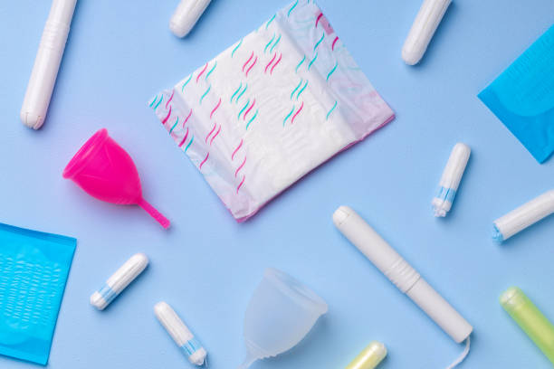 produtos de higiene menstrual, incluindo copo, almofadas e absorvente - tampon - fotografias e filmes do acervo