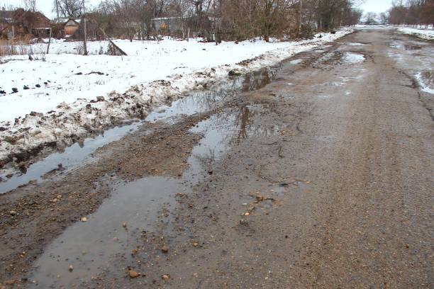 ピット付きの古い悪いアスファルト道路 - pot hole ストックフォトと画像