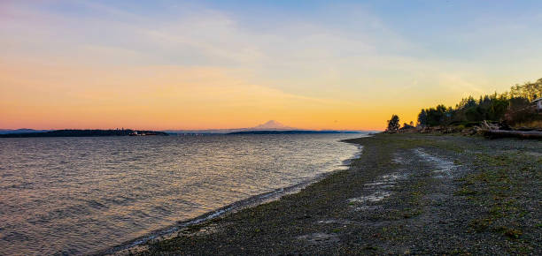 bainbridge island views at sunset - water tranquil scene puget sound cloudscape imagens e fotografias de stock