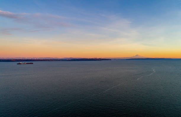 bainbridge island views at sunset - water tranquil scene puget sound cloudscape imagens e fotografias de stock