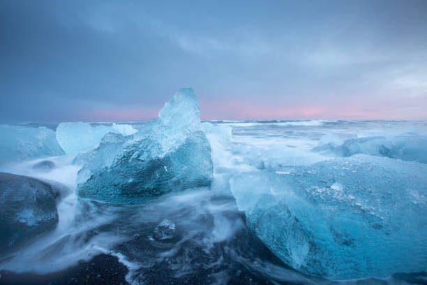 ダイヤモンドビーチアイスランド, - polar bear arctic global warming ice ストックフォトと画像