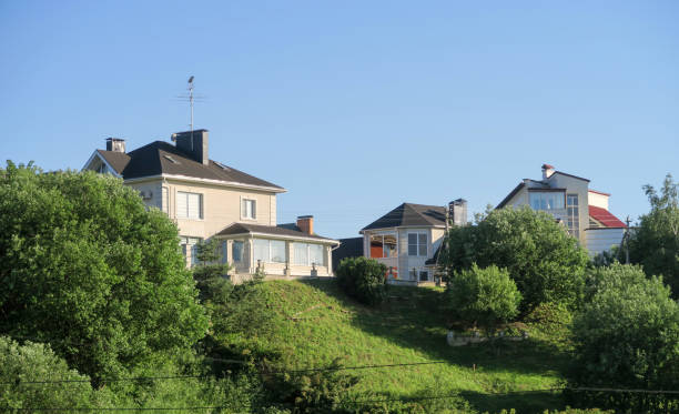 pueblo, casas de campo. el paisaje horizontal. - spaciousness fotografías e imágenes de stock