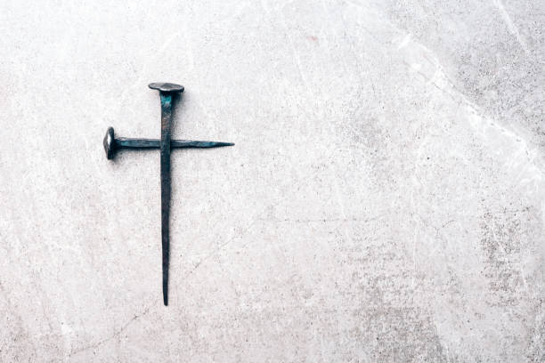 cruz hecha con uñas oxidadas y gotas de sangre sobre fondo gris. copiar espacio. viernes santo, día de pascua. telón de fondo cristiano. fe bíblica, evangelio, concepto de salvación. crucifixión de jesucristo - god spirituality religion metal fotografías e imágenes de stock