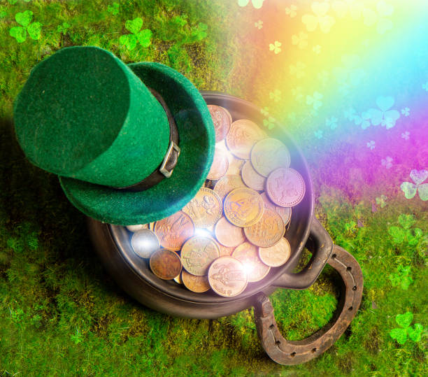 chapéu leprechaun e ferradura estão na grama verde com arco-íris e folhas de trevo e pote de tesouro - pot of gold - fotografias e filmes do acervo