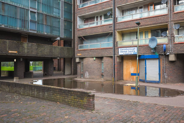 ロンドンのグラハムパークエステートにあるnhs歯科医院に乗り�込んだ - uk housing problems housing development poverty ストックフォトと画像