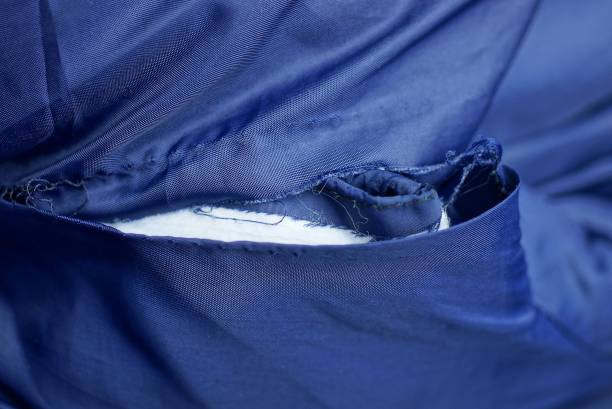 agujero blanco en tela de color azul oscuro desgarrado - textile burlap sewing patch fotografías e imágenes de stock