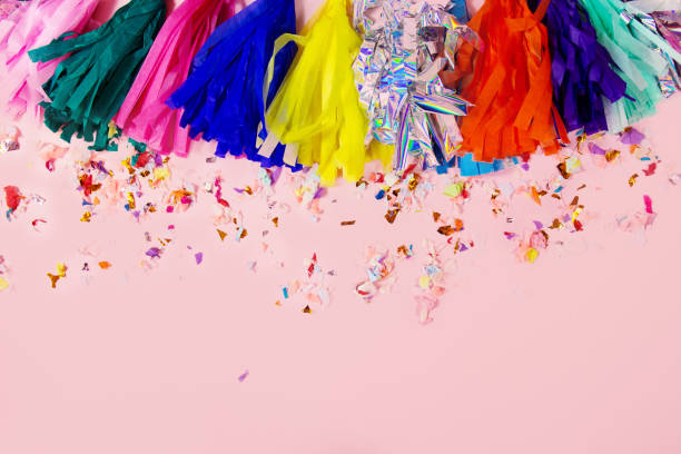 разноцветная праздничная гирлянда из бумажного украшения. пастельные цвета. концепция дня рождения. - fashionable party design home decorating стоковые фото и изображения