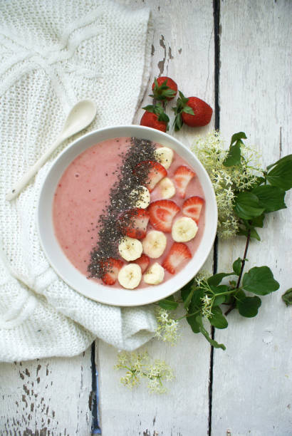 bol smoothie aux fraises - cocktail à la fraise photos et images de collection